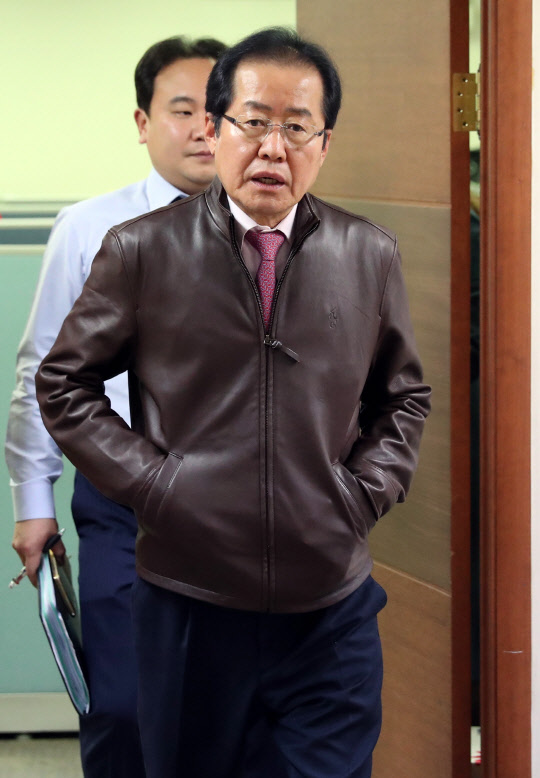 홍준표 자유한국당 대표가 29일 오후 업무차 서울 여의도 당사 당 대표실을 나서고 있다. 연합뉴스
